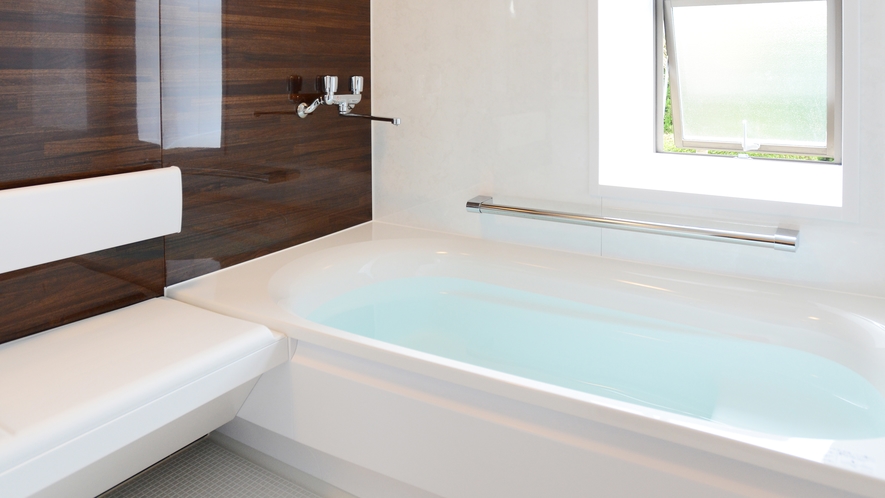 *【和洋室_例】手すりや腰掛などに配慮したユニバーサルデザインの浴室で、天然温泉をお楽しみください。
