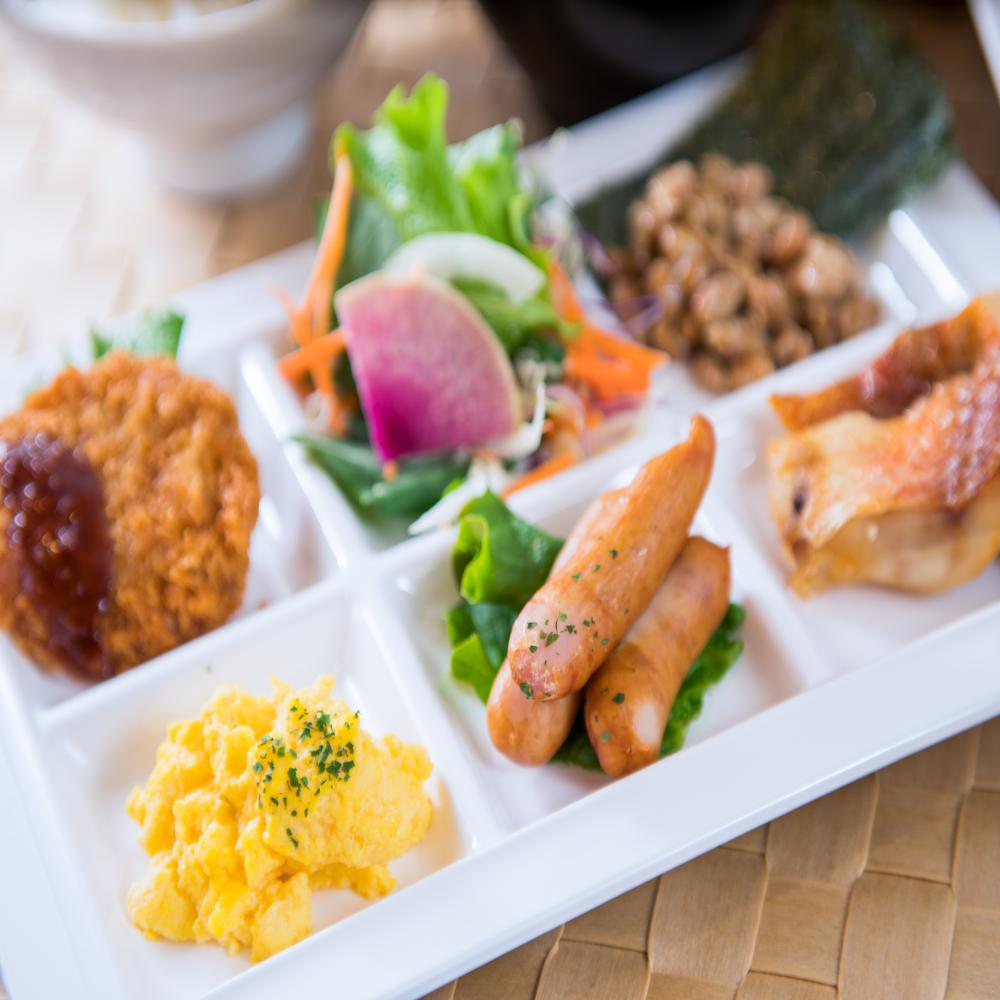 朝は健康朝食バイキング無料で食べ放題です！