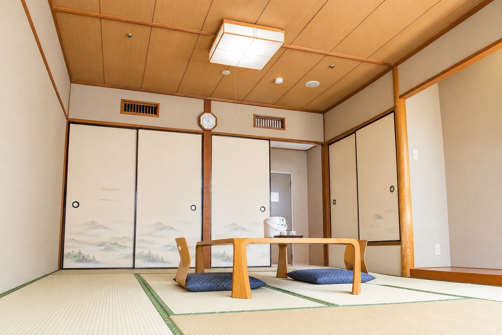 和室10畳｜別角度から見た客室