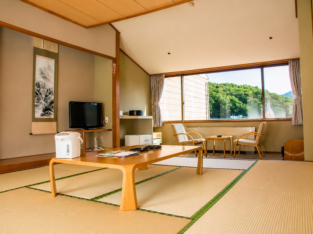 和室10畳（広縁付き）3名以上なら10畳の広さが安心♪ 禁煙