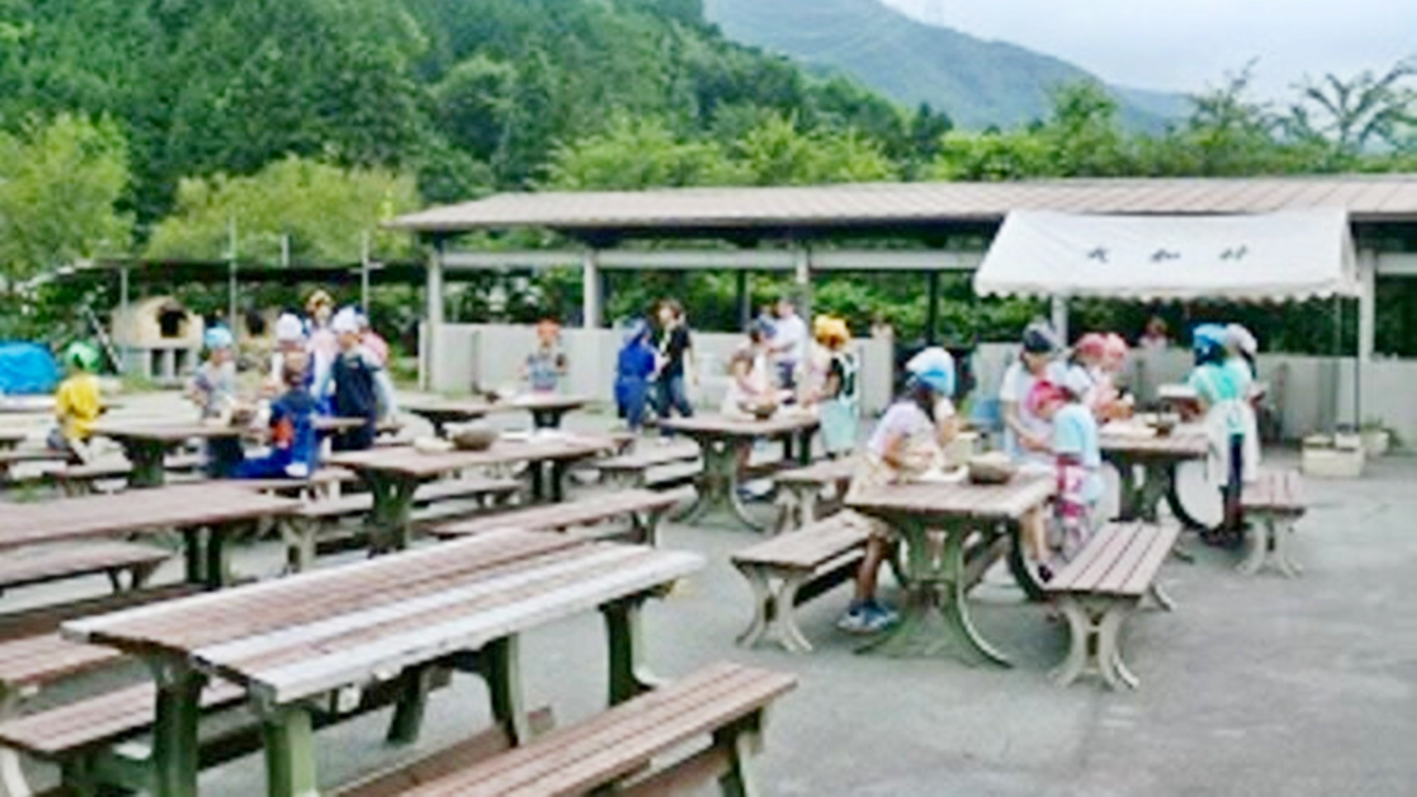 *野外炊飯場20個のかまどがあり、雨天でも利用可能です。鍋・食器等の器材は完備してあります。