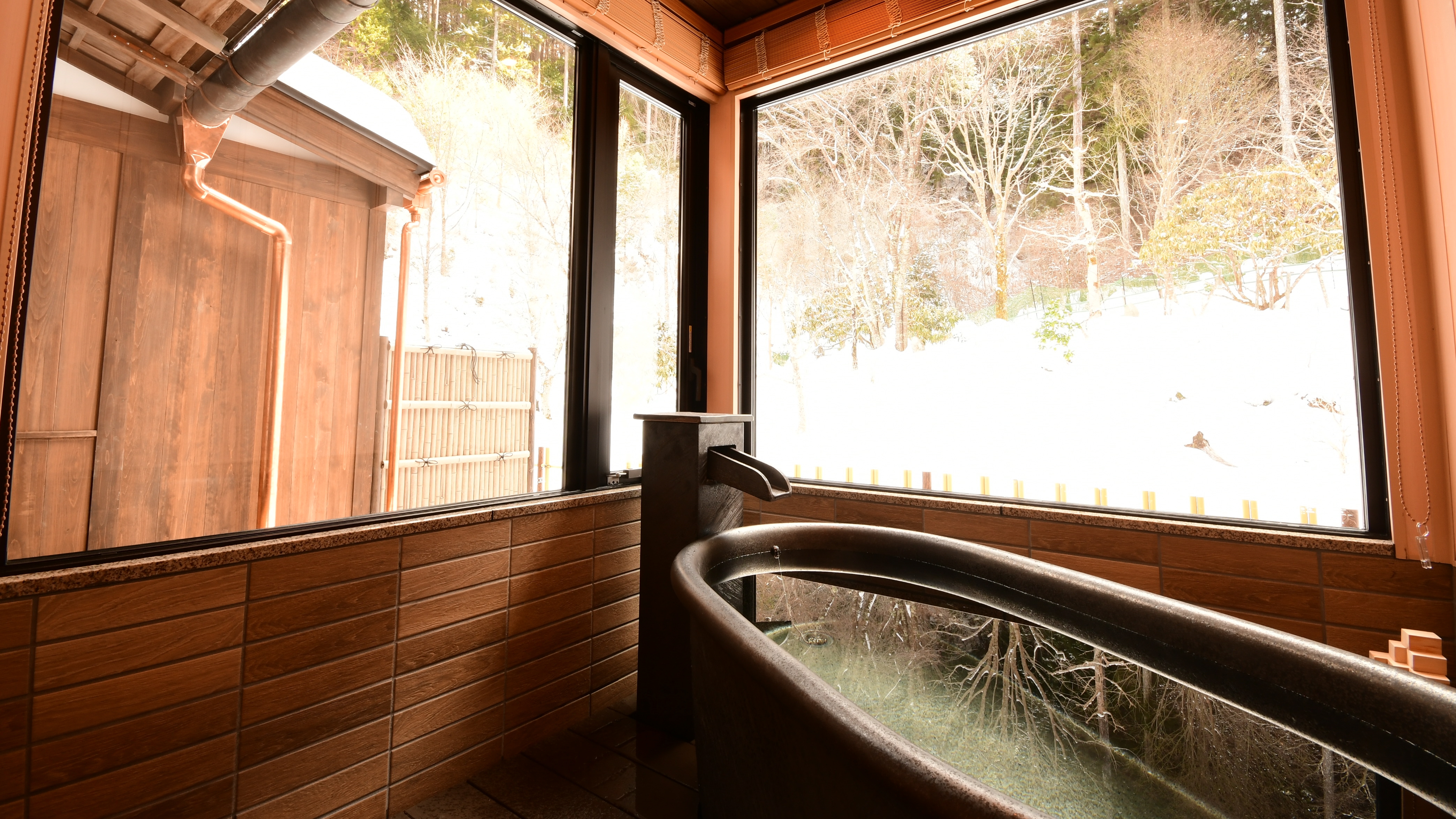 離れ『半露天風呂付き特別室』のお風呂一例（冬）