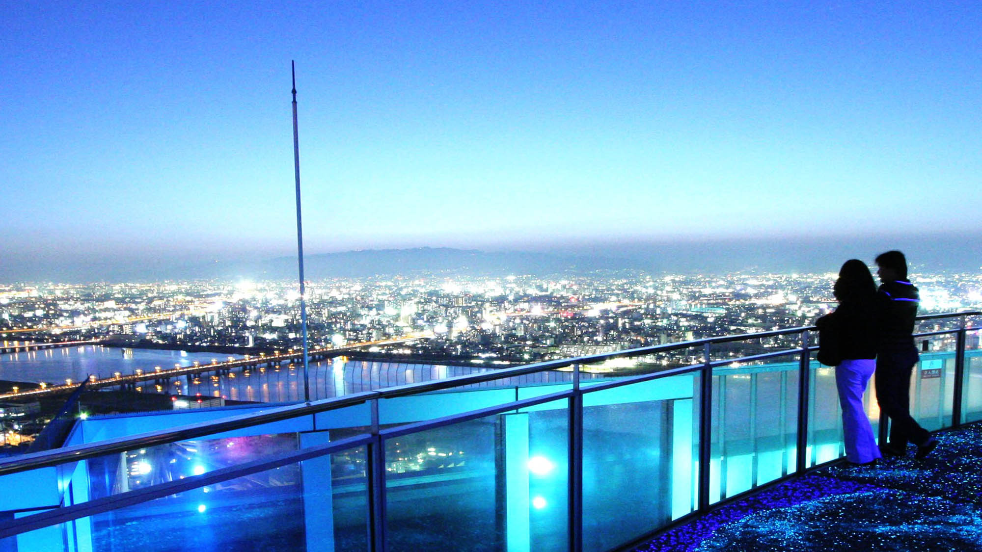 【梅田スカイビル空中庭園展望台】夜景は日本夜景百選に選ばれています。ホテルより車で20分。