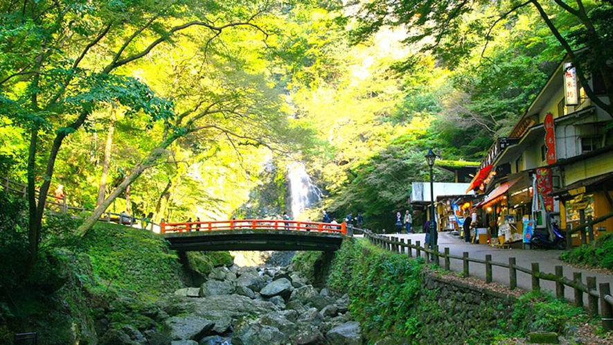 【箕面滝】日本の滝百選にも選ばれた名瀑です。ホテルより車で50分 / 電車で1時間30分。