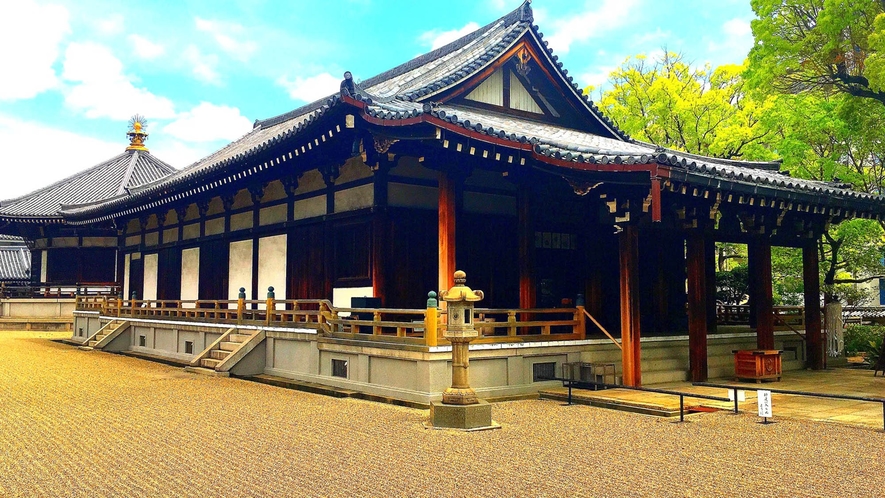 【四天王寺】日本最古の仏教寺院のひとつです。ホテルより車で20分 ／ 電車で30分 。