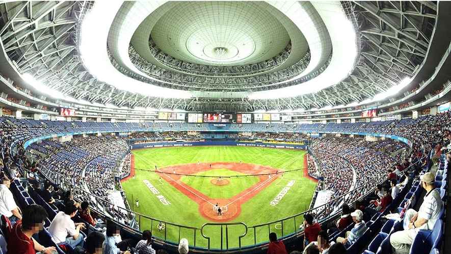 【京セラドーム】日本で3番目に建設されたドーム球場。ホテルより車で15分 ／電車で20分。