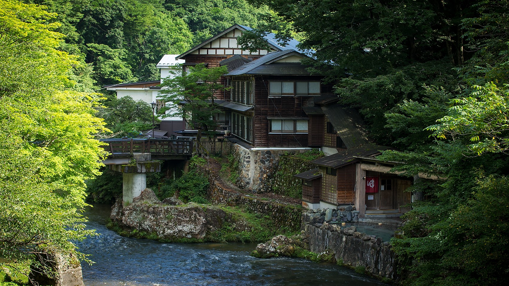 高明橋より湯治屋の風景