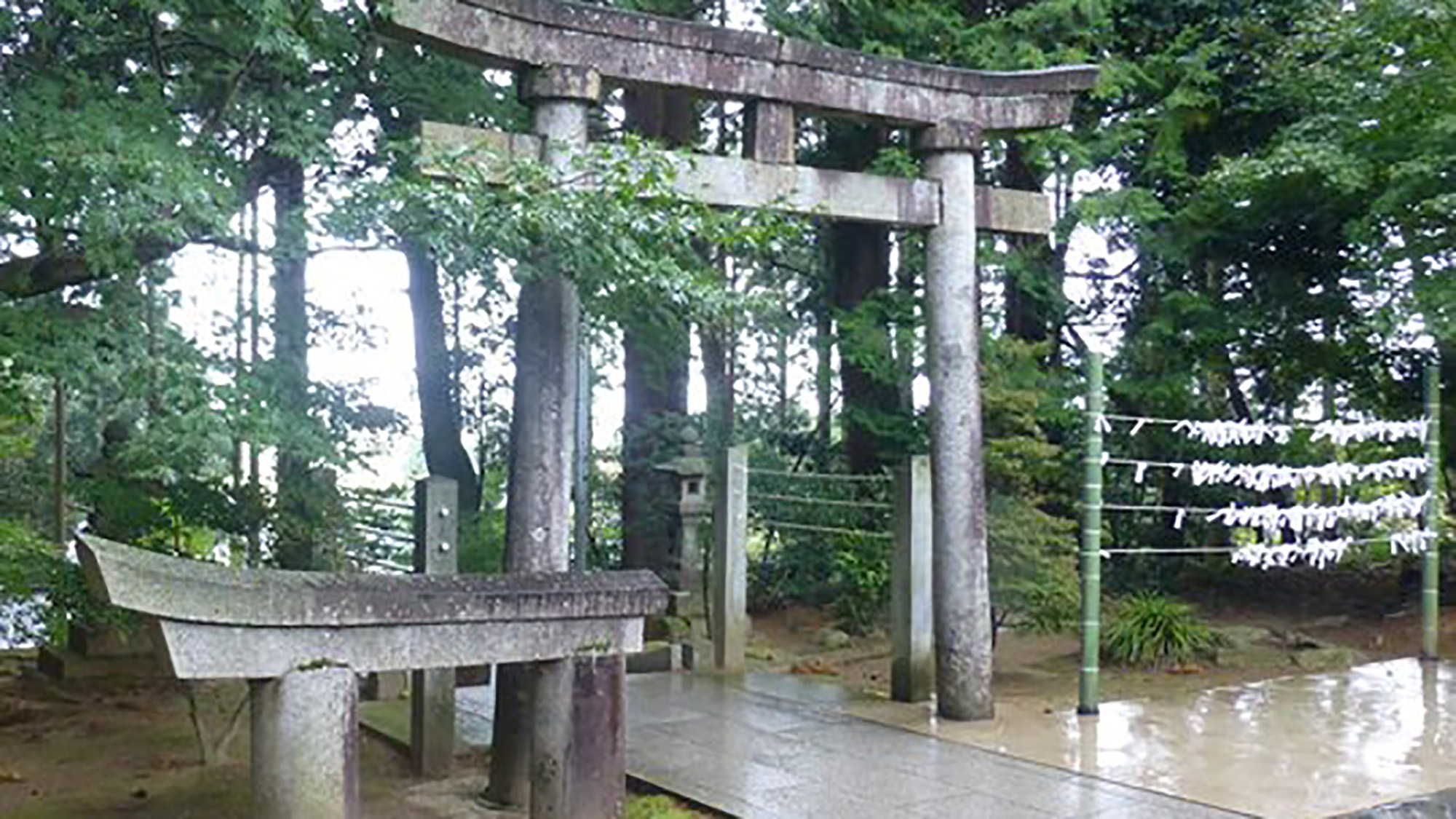 *【周辺観光】旦飯野（あさいいの）神社／「この神社と縁を結びたい」と半分だけ寄贈された石の鳥居。