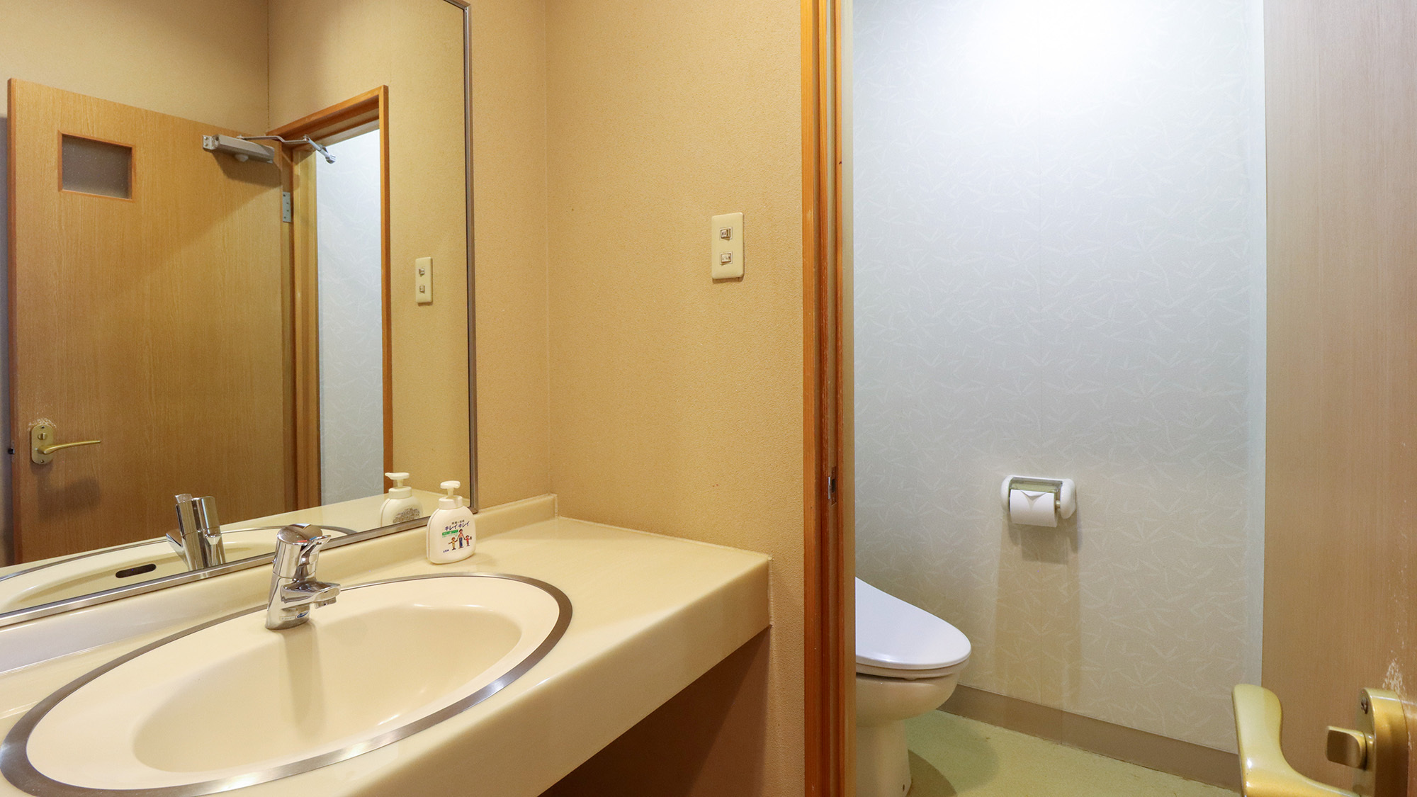 #和室10～12畳T付　広々とした洗面スペースとトイレを完備