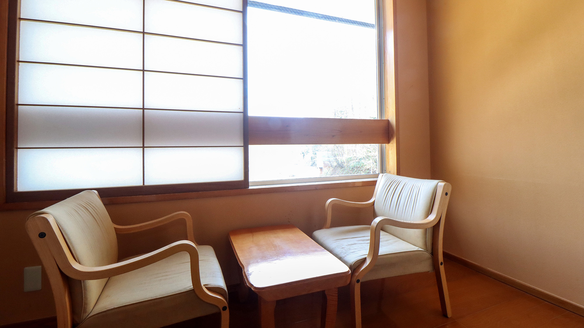 #和室8～10畳　やさしい光が差し込む大きな窓