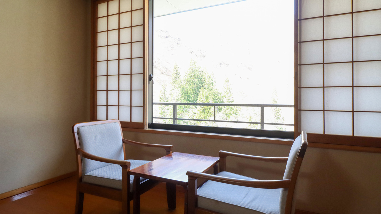 #和室8畳T付　大きな窓から眺める大自然。旅の疲れを癒してくれます。