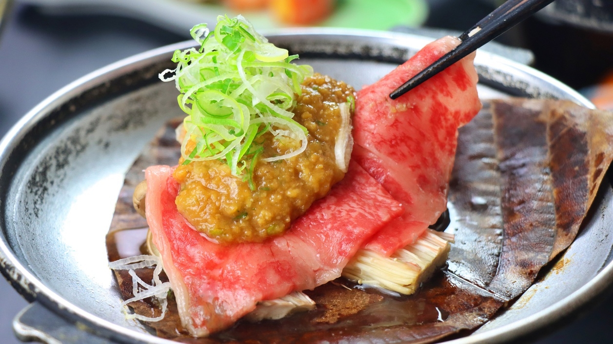 【直前割・1000円OFF】お日にち限定★飛騨牛の朴葉味噌焼きとお造り三種盛り二食付き