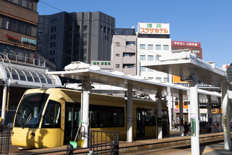 福井駅前は福井鉄道の新型車が乗り入れ ♪