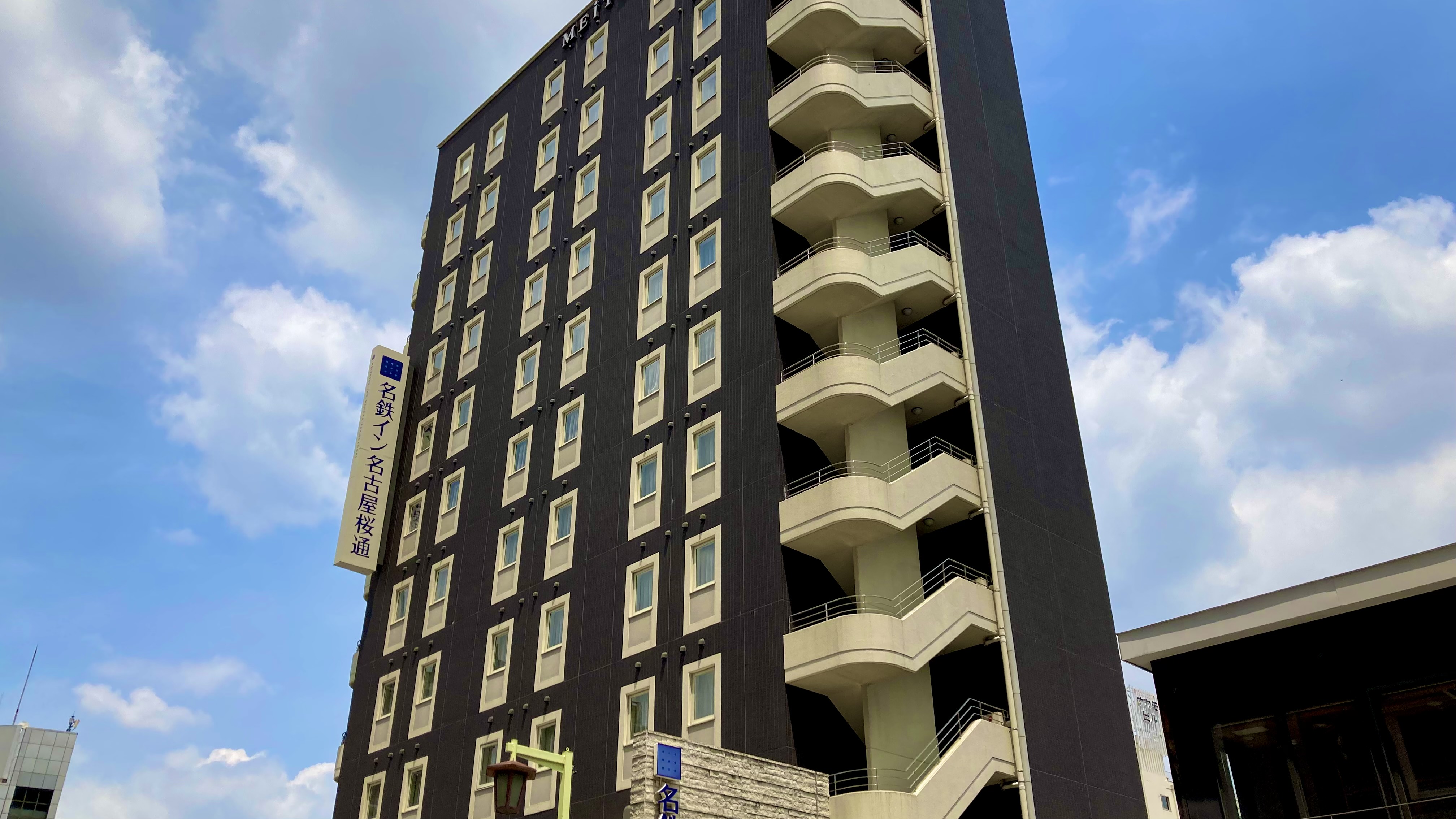 名古屋駅桜通口(JR高島屋方面)から徒歩4分。