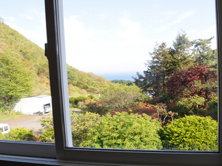 【客室窓からの風景】客室からは津軽海峡、前方に下北半島を望めます。