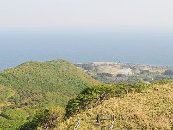 【つつじ公園】展望台からは山と海が一度に眺められます。