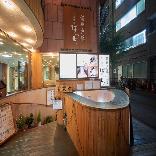 ホテル地下には長野市で有名な行列のできるお蕎麦屋さん