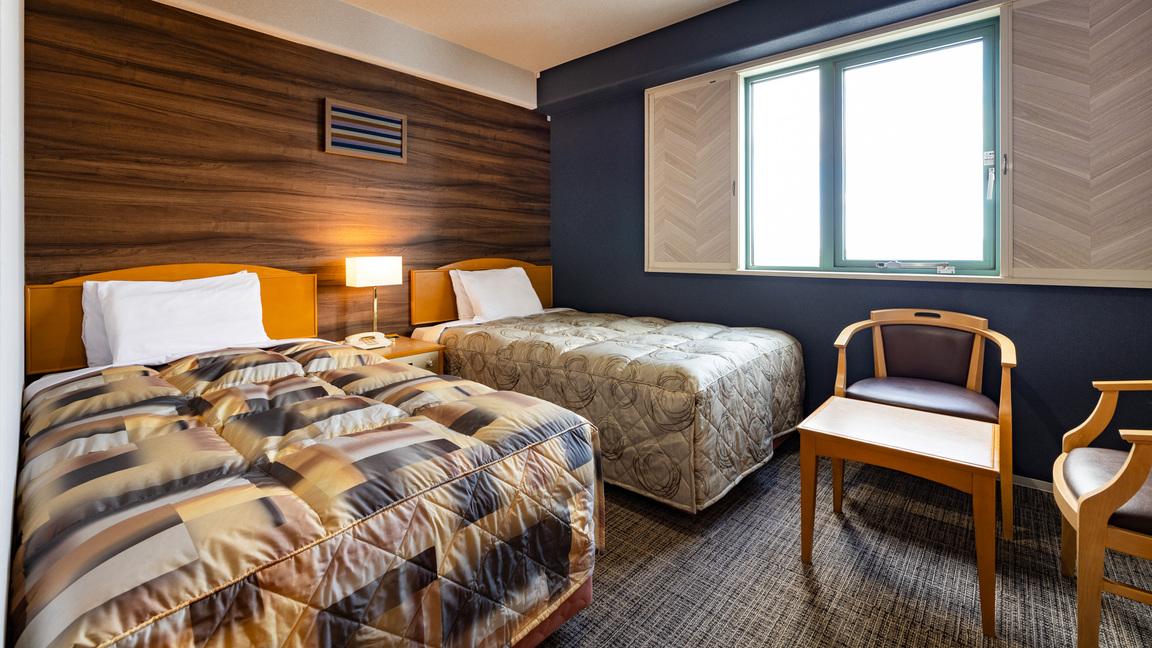 【ツインルーム】特別仕様のセミダブルベッドとシングルベッドを設置