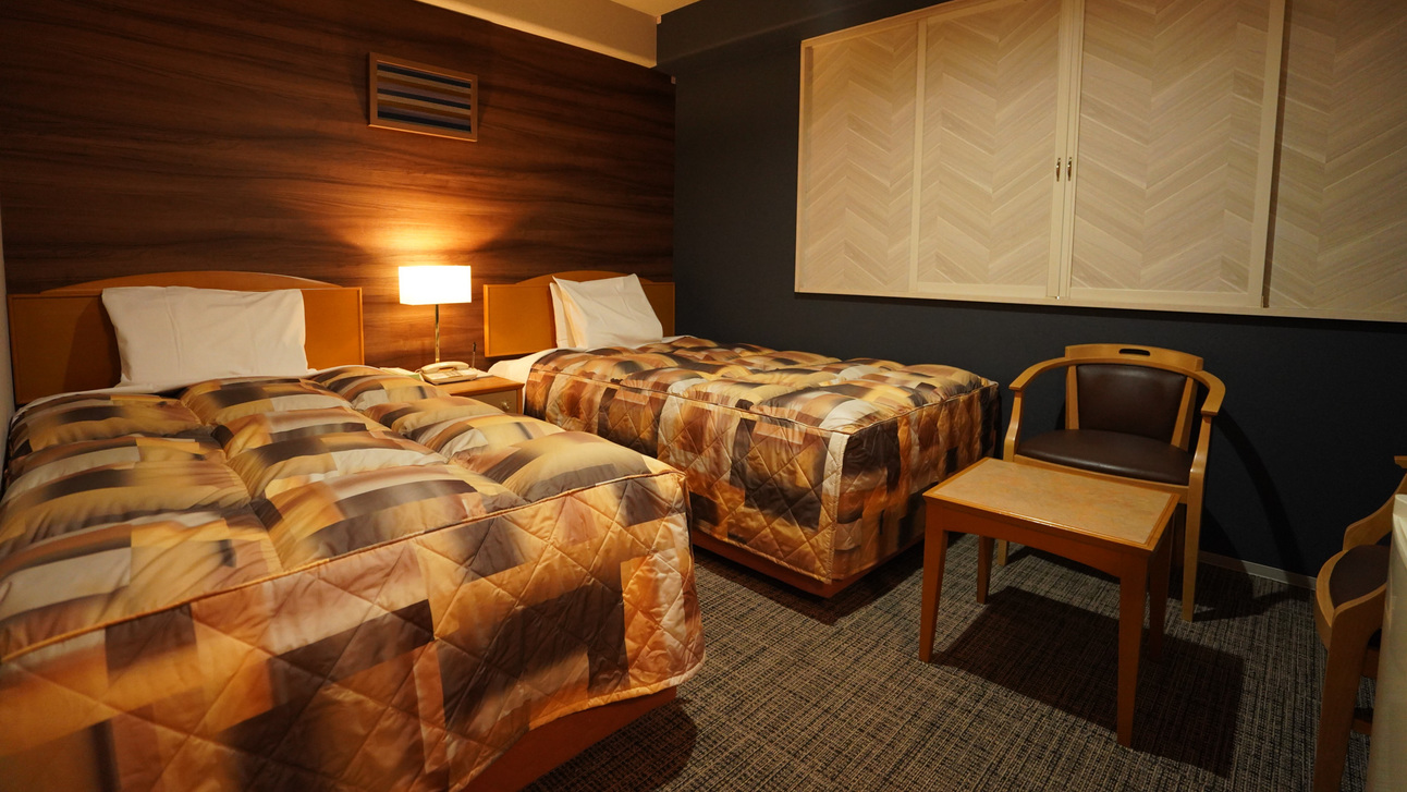 【デラックスツイン】特別仕様のセミダブルベッドとシングルベッドを設置