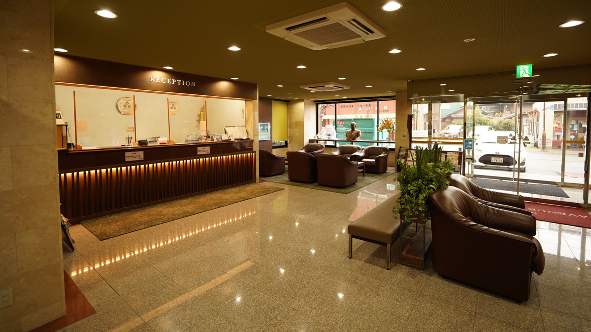 【フロント・ロビー】明るく清潔感のあるフロント。