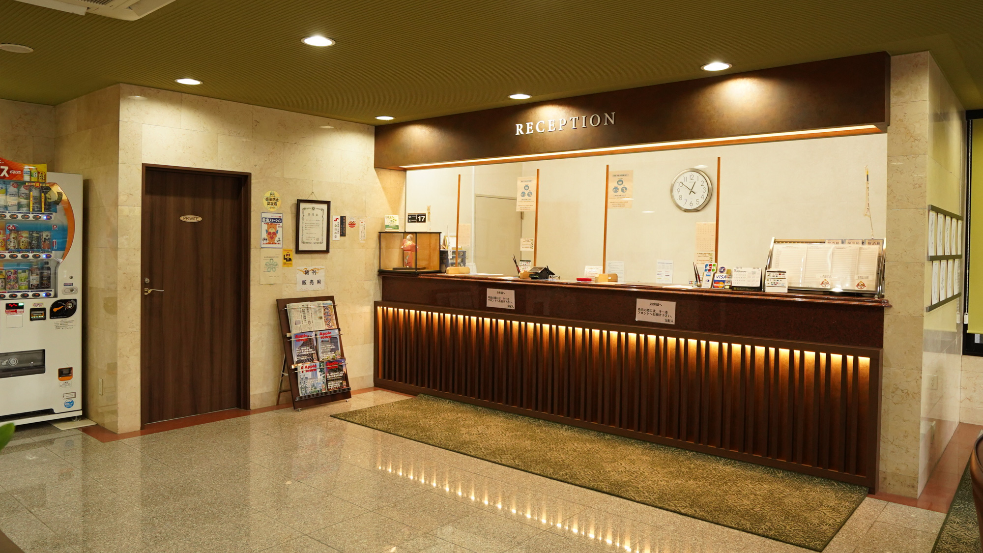 【フロント・ロビー】明るく清潔感のあるフロント。