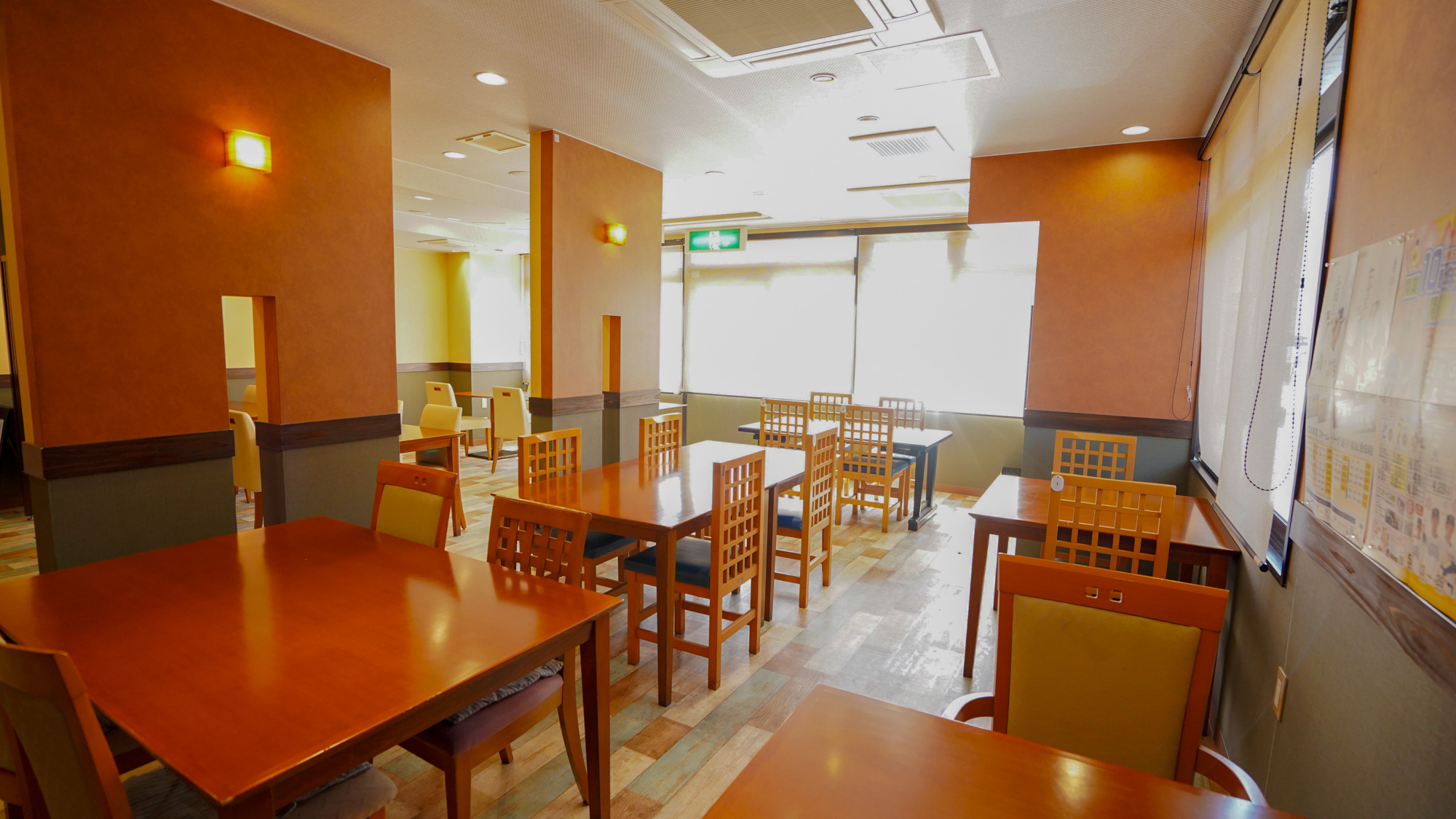 【朝食会場】1階のロビー横にございます。