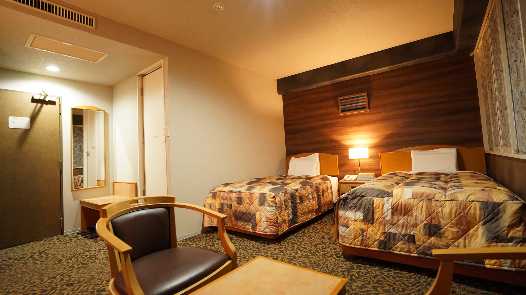 【デラックスツイン】ビジネスに最適、広々としたデスクワーク付