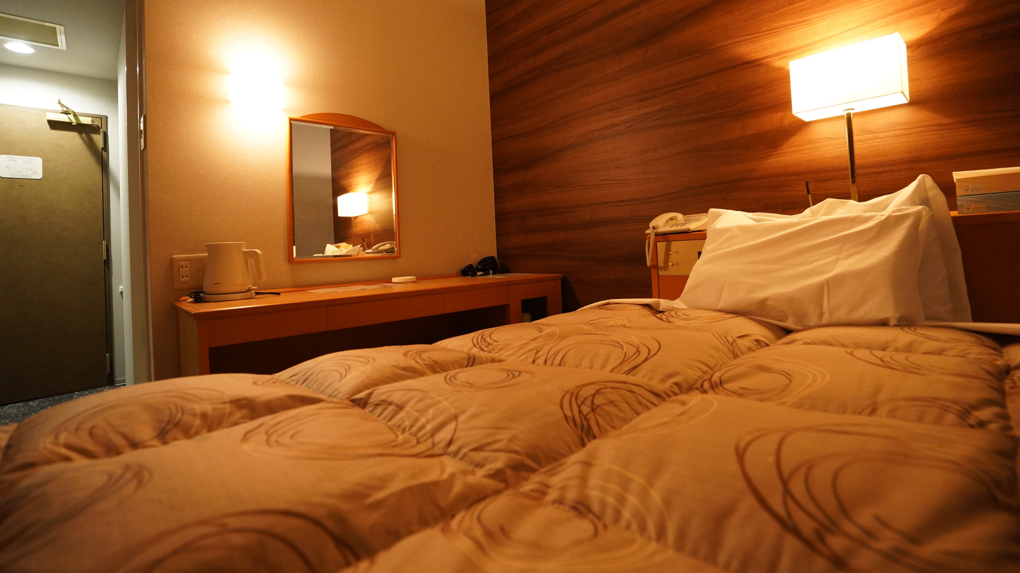 【スタンダードダブル】ビジネスに最適、広々としたデスクワーク付