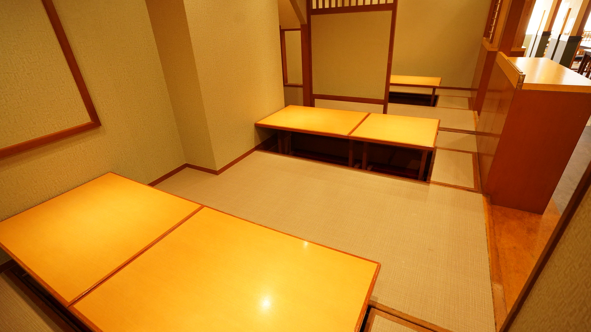 【朝食会場】1階のロビー横にございます。