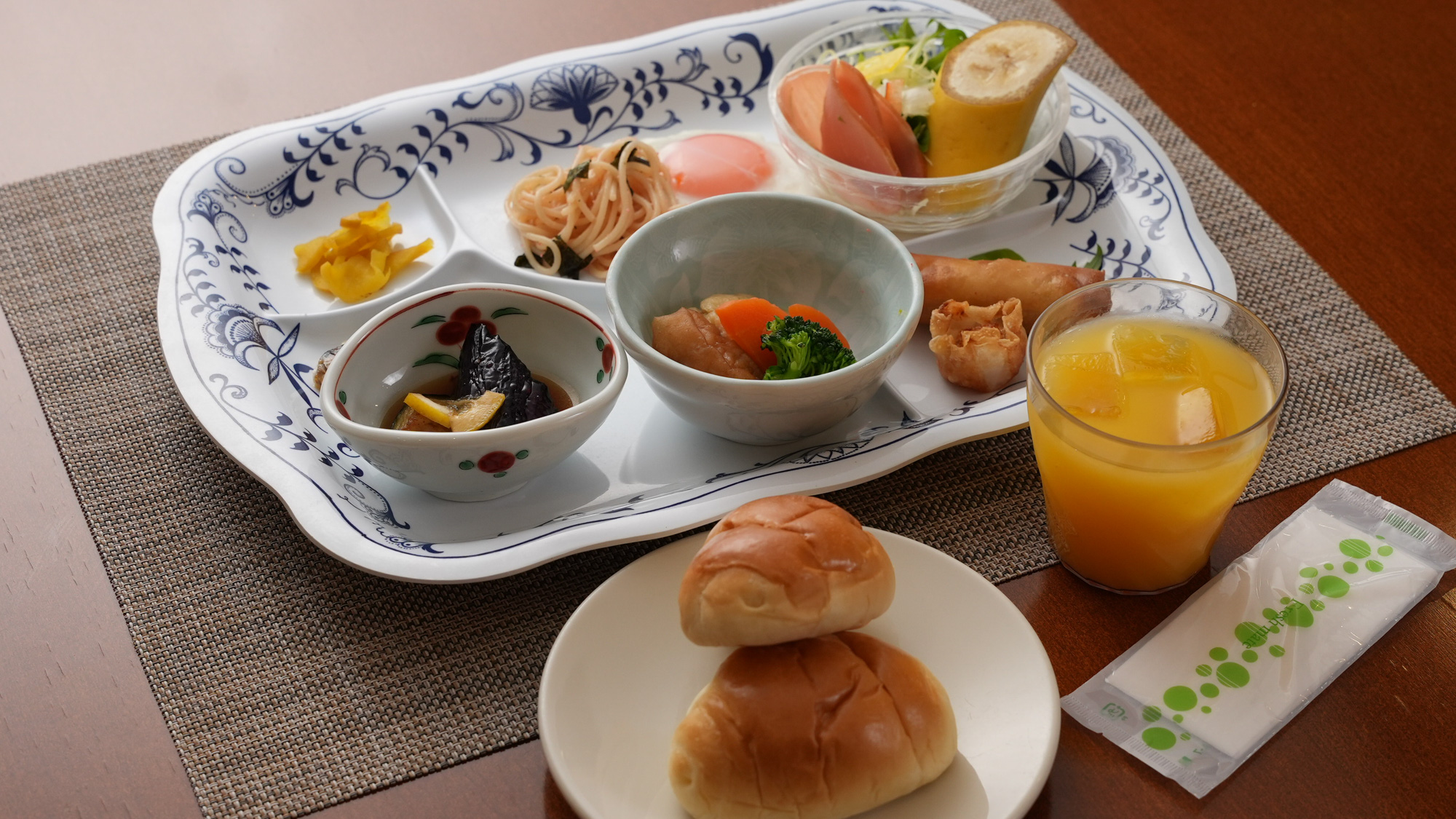 【朝食】地産地消の食材を使った自慢の定食(内容は仕入の状況により変更となります)。