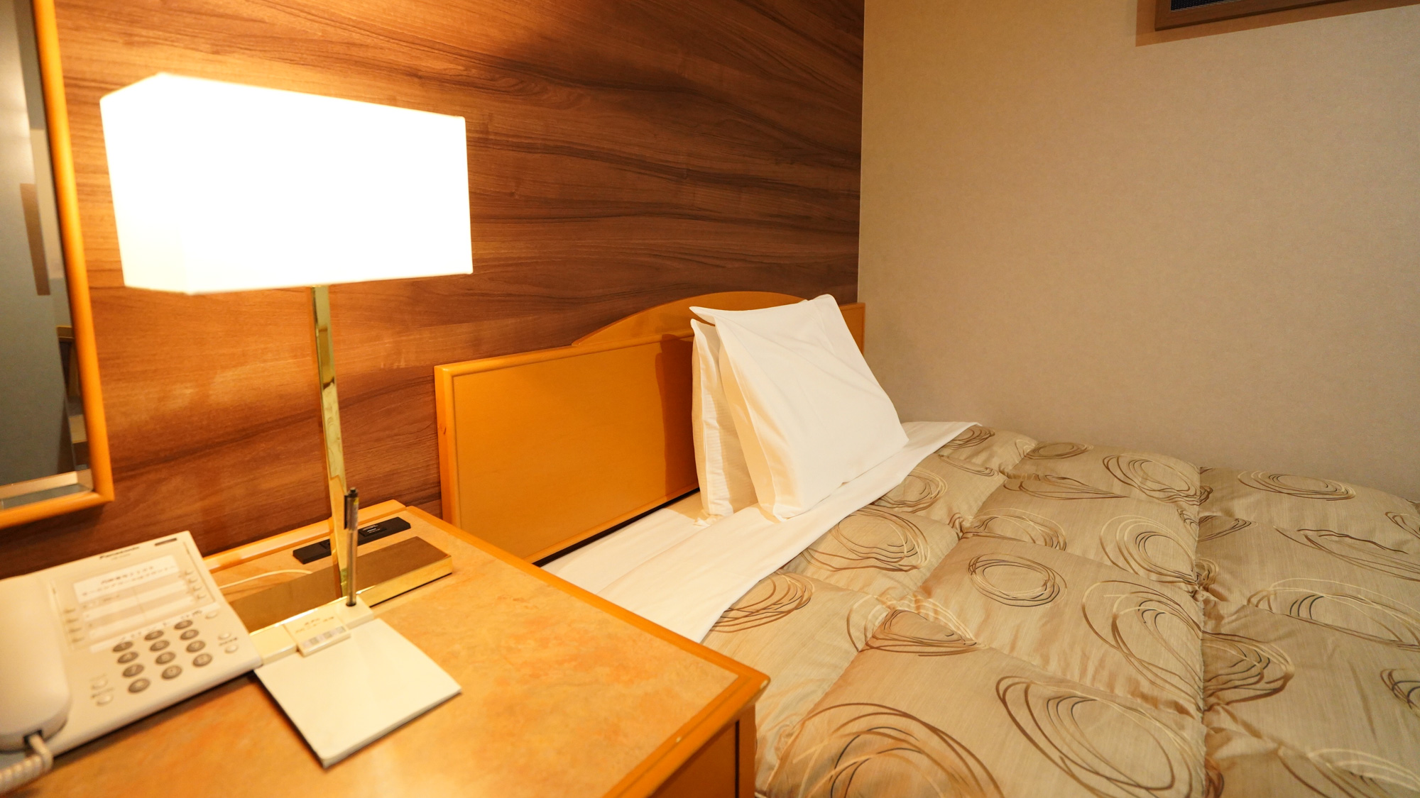 【デラックスダブル】カップルやご夫婦でお寛ぎいただけるダブルベッド