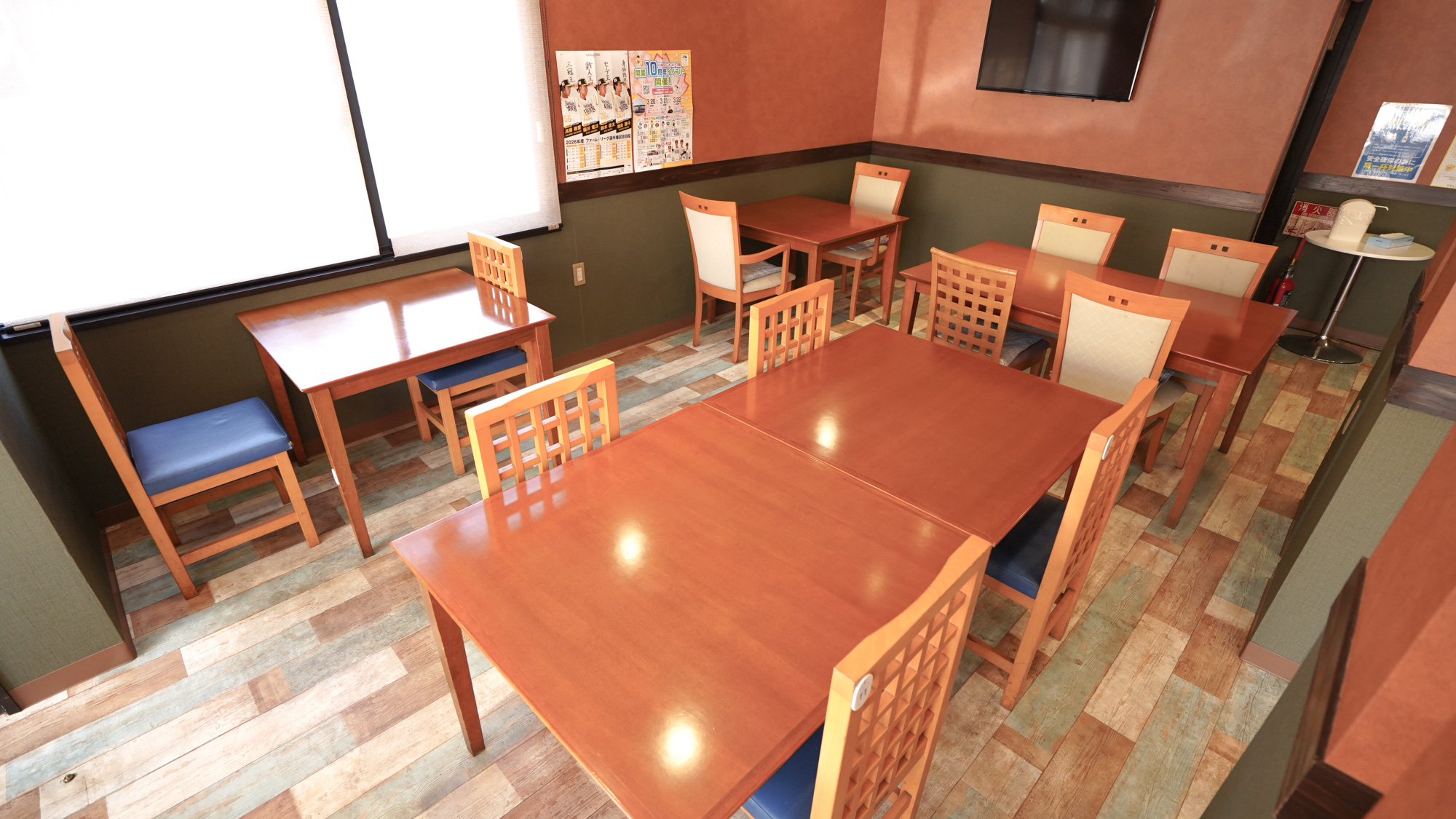 【朝食会場】1階のロビー横にございます。