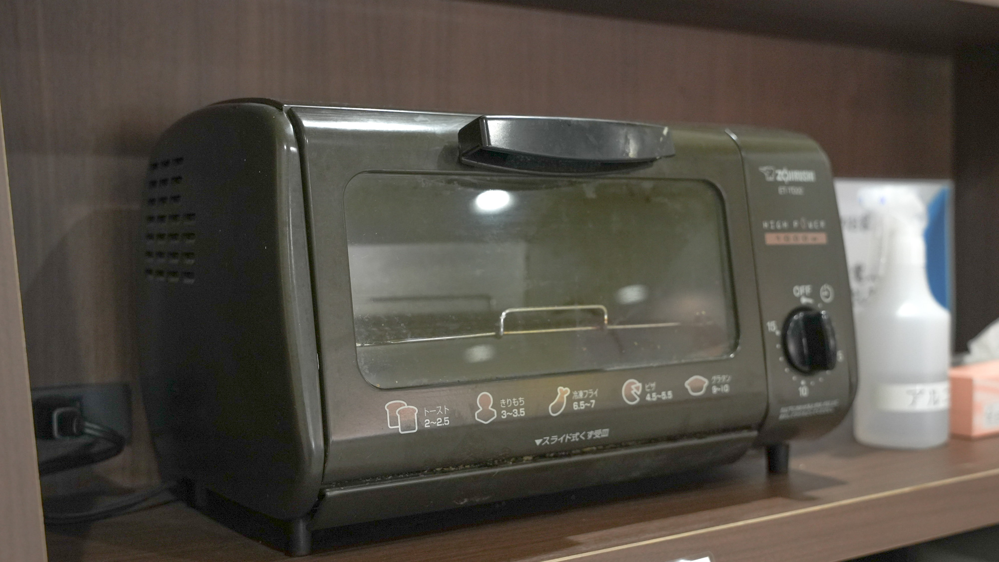 【オーブントースター(備付)】ロビー備付のオーブントースター(ご自由にお使いいただけます。)