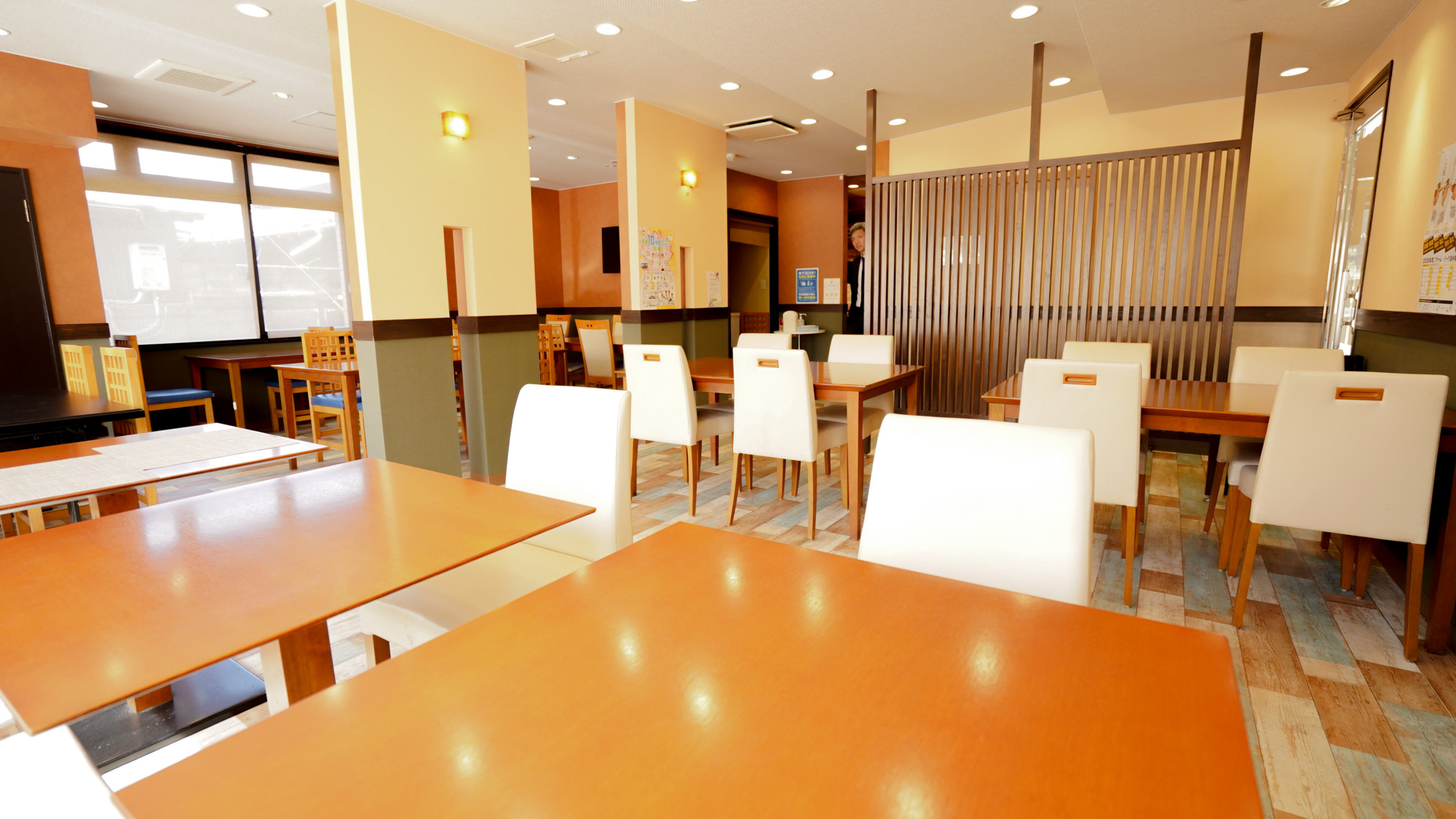 【朝食会場】1階のロビー横にございます。