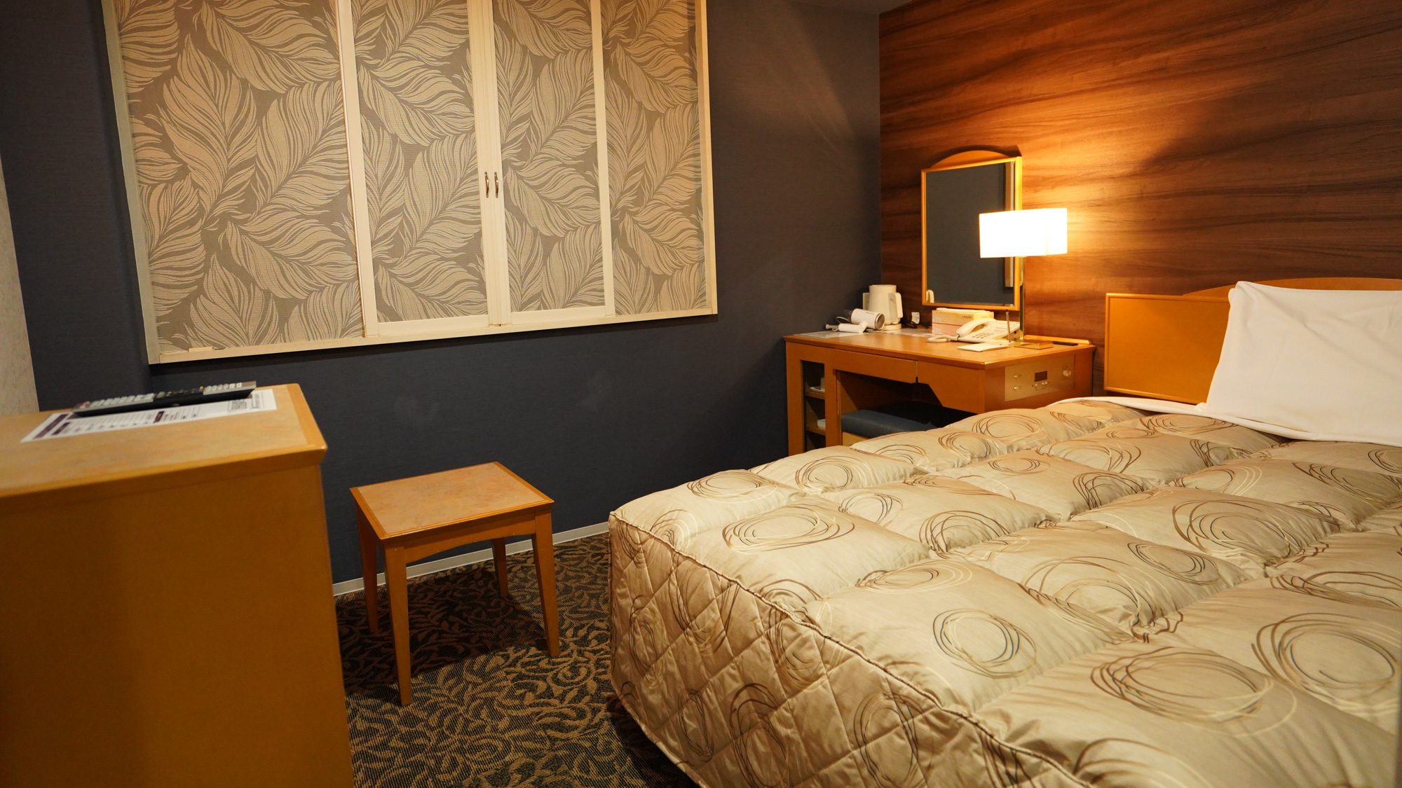 【デラックスダブル】カップルやご夫婦でお寛ぎいただけるダブルベッド