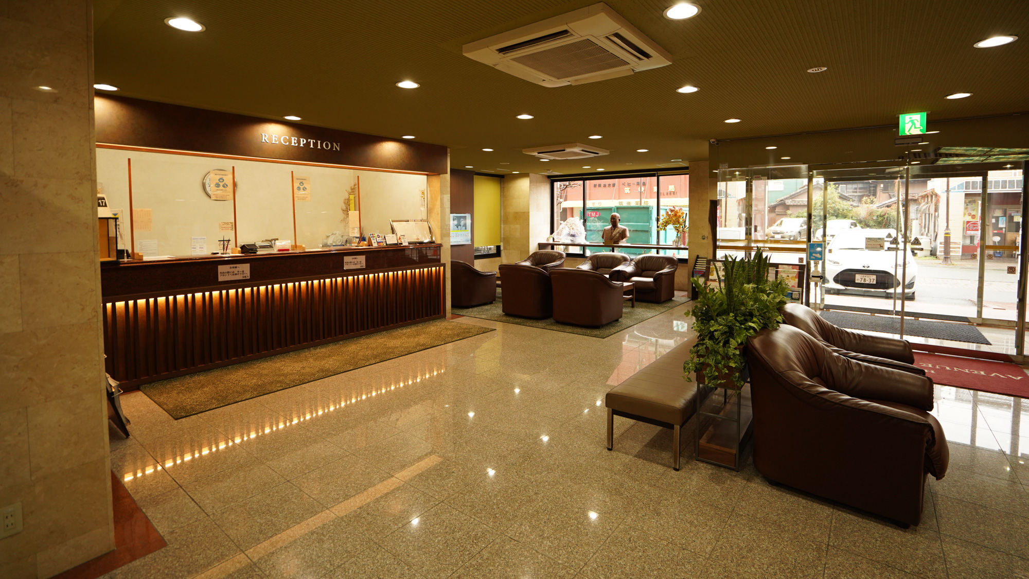【フロント・ロビー】明るく清潔感のあるフロント。