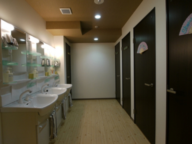 【共用の洗面、シャワールーム】　バストイレ共用のお部屋にお泊りの方は共用の洗面所をお使い下さい。