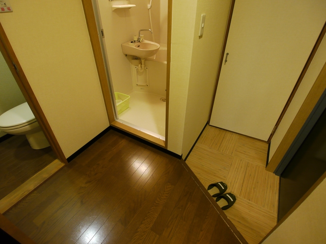 【個室の廊下】　バス・トイレ付きの個室は、バスとトイレがセパレートです♪