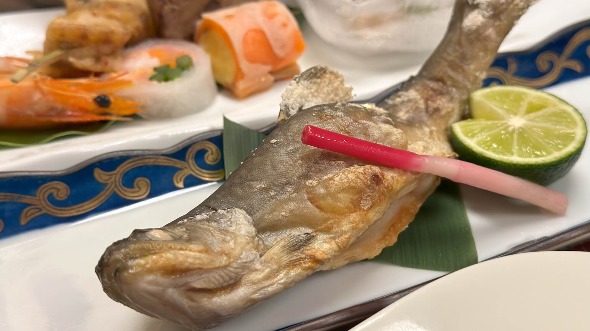 ■夕食『松会席』一例（岩魚塩焼き・あしらえ）