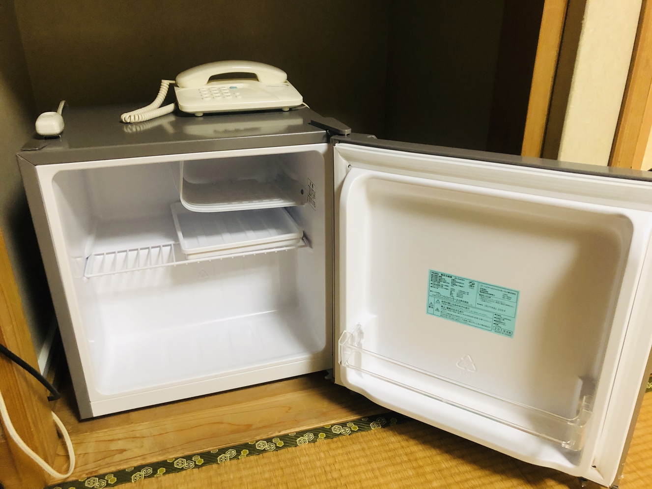 【冷蔵庫】和室　冷凍庫付　ペルチェ式冷蔵庫を処分し、すべてコンプレッサー直冷式に入れ替えました。