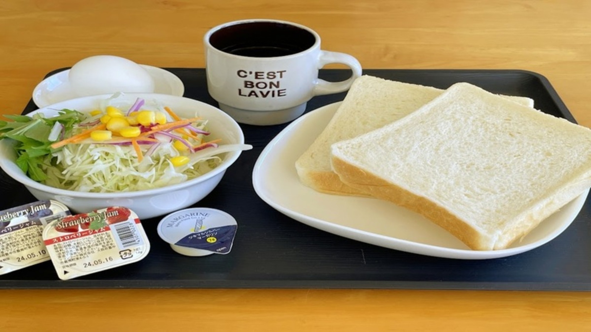 【無料軽朝食】盛り付け例　パン　コーヒー　サラダ　ゆで卵等