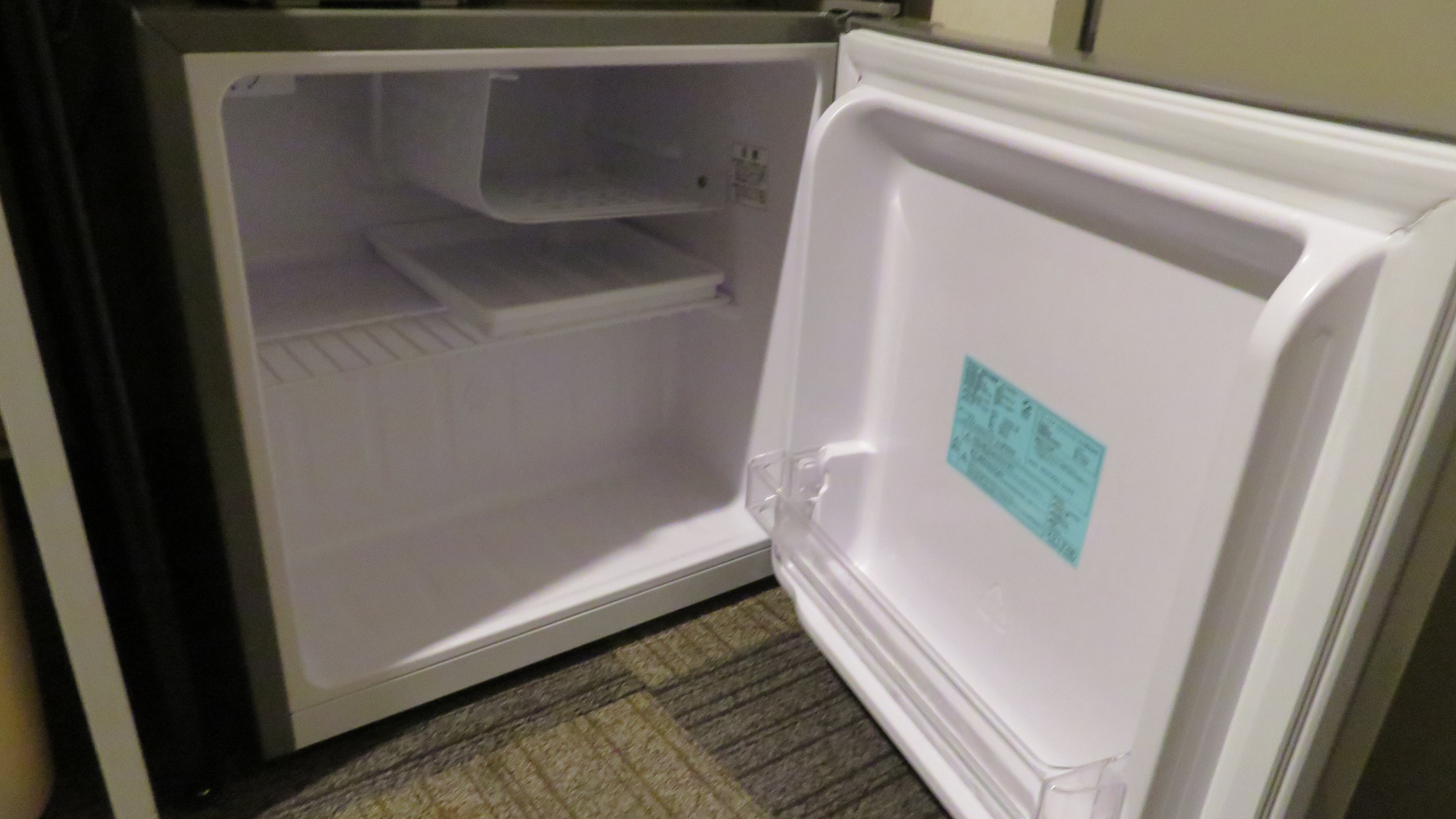 【冷蔵庫】洋室　冷凍庫付　ペルチェ式冷蔵庫を処分し、すべてコンプレッサー直冷式に入れ替えました。
