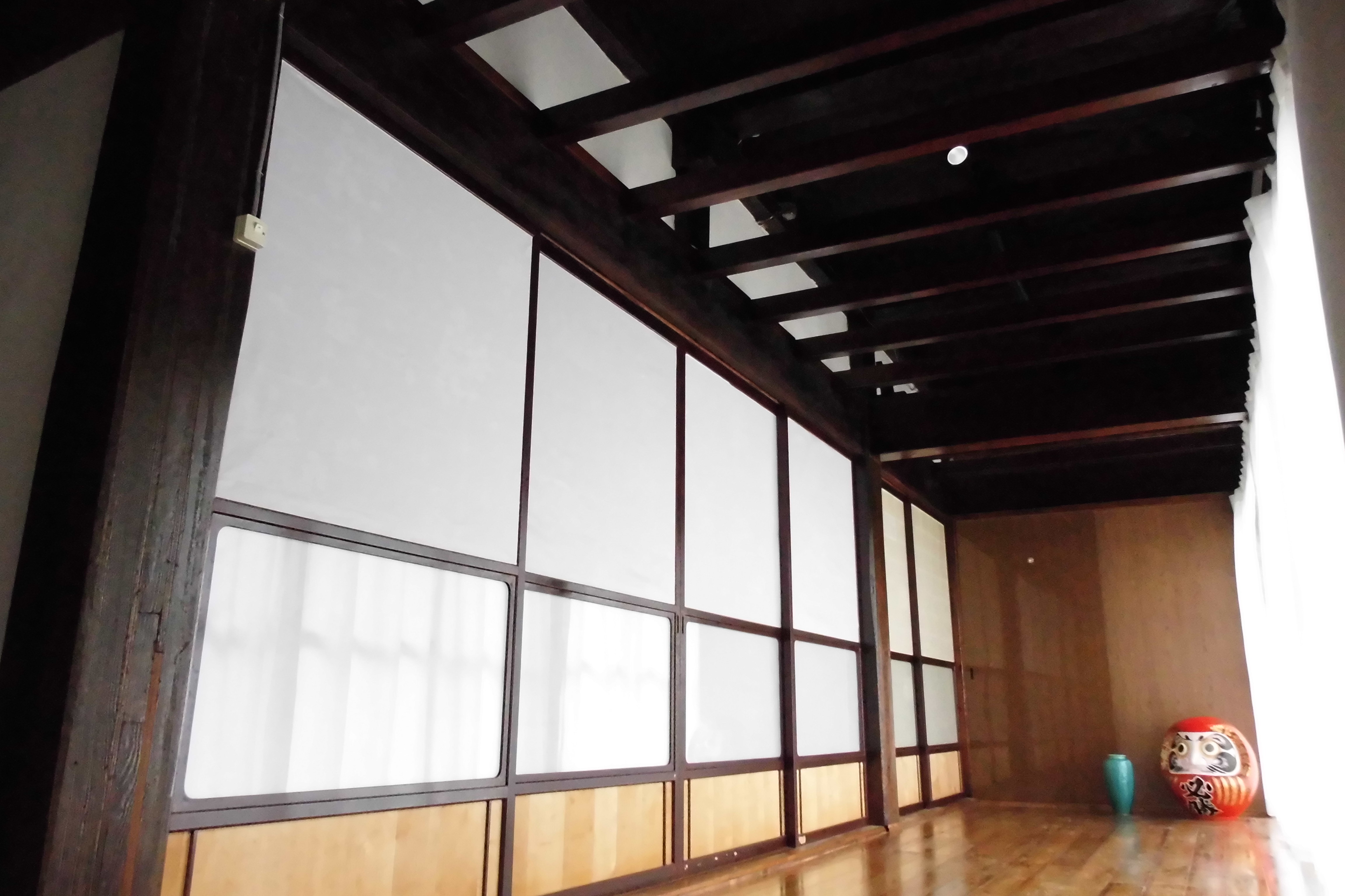 玄関入ったところの右手廊下