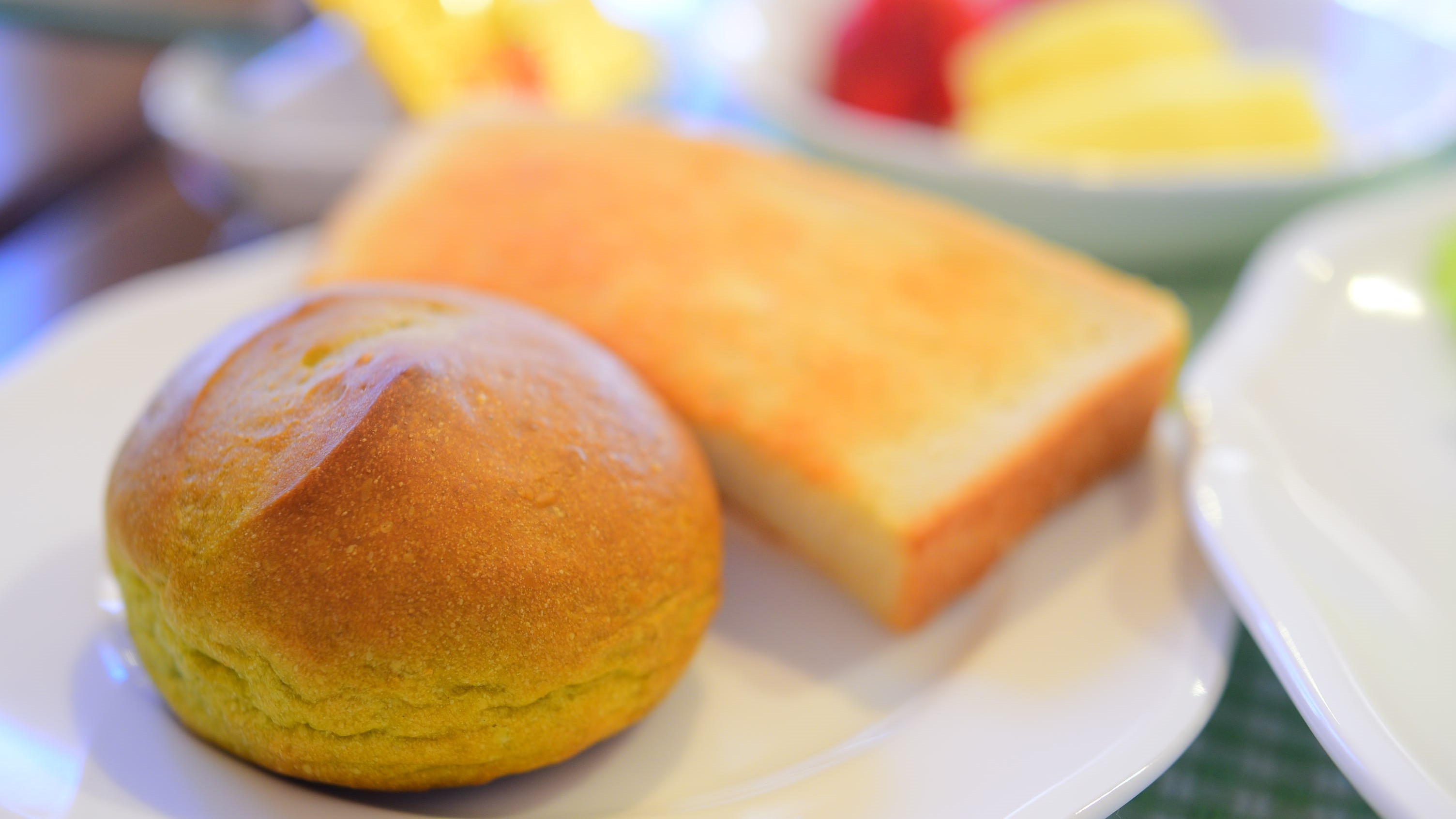 【朝食付】明るい光が差し込むダイニングで一日をスタート！自家製パンとたっぷり野菜の優しい朝ごはん