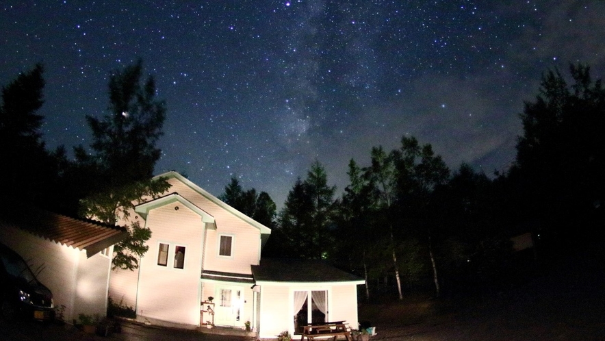 *[庭から見える星空]条件のいい夜にはご希望の方に星座をご案内しています。