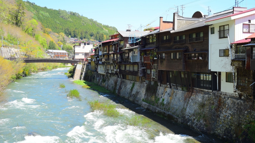 *[崖家造りの家並み]木曽川沿いのわずかな土地を利用し身を寄せ合うように建てられた木造建築群