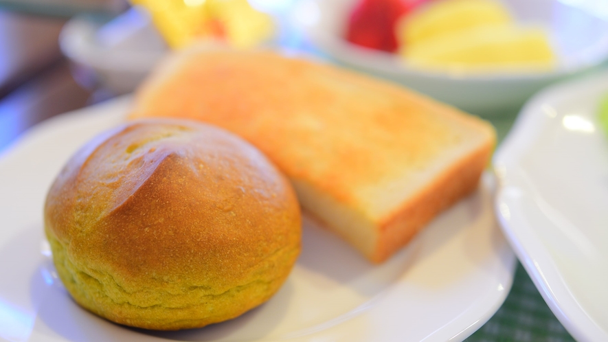 *[朝食一例]ホカホカ焼き立てが嬉しい抹茶パン パンは自家製＆日替わりでご用意