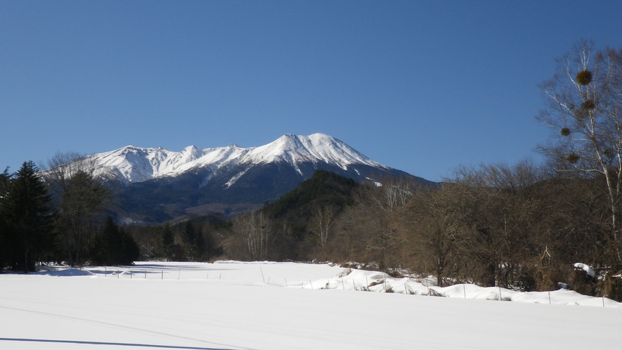  *[近隣風景／御嶽山（冬）]雪化粧した御岳山と一面の銀世界。冬の絶景が広がります。