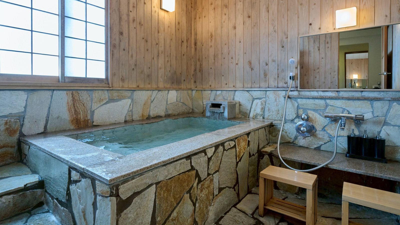 【素泊まり】ミシュラン掲載宿のシンプルステイ｜2つの貸切風呂＆別館スパ＆サウナ「湯屋水禅」利用可