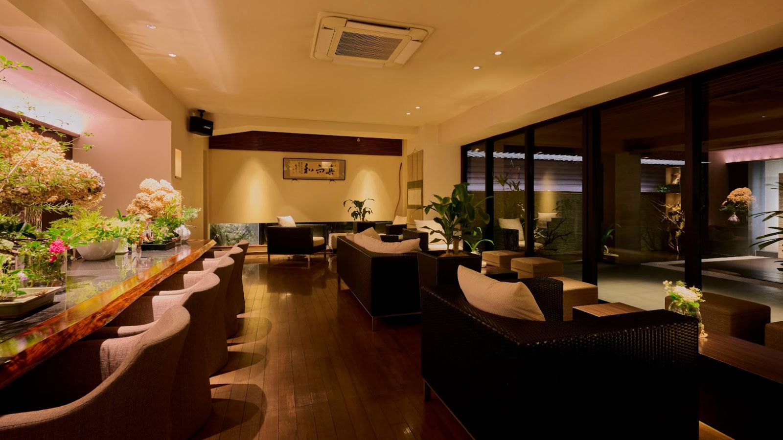 【ラウンジ「水庭」】